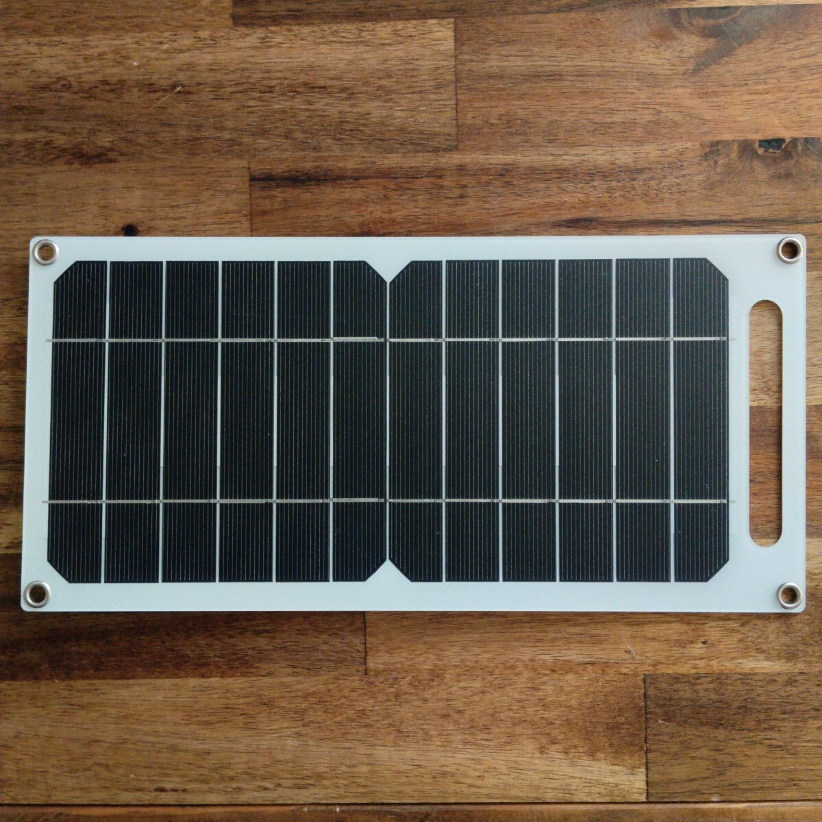 送料無料！30cmx14.5cm ソーラーパネル　5V1.2A USB充電可能　日本語マニュアル付き　スマホ充電　アウトドアや災害時に！