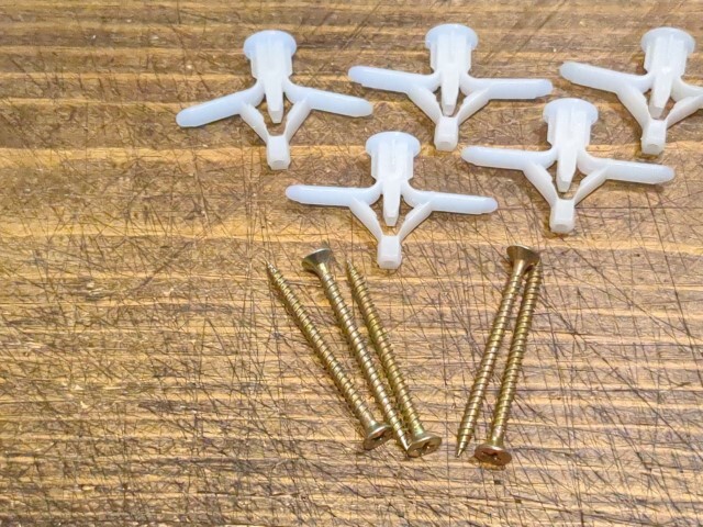 送料無料！石膏ボードアンカー５個セット　挟み込みタイプ　壁裏で羽が広がりがっちりホールド！　石膏ボードネジ　中空アンカー
